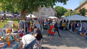Stöbern und Feilschen auf der Insel: Flohmarkt an der Ergat lockt die Schnäppchenjäger an