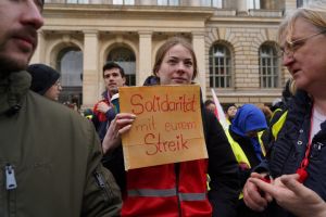 Feminist:innen raus zum Schulstreik gegen die Wehrpflicht!