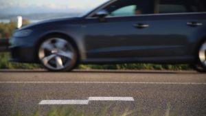 Was ist denn das? Deges erklärt, was es mit den weißen Rechtecken auf der B31 auf sich hat