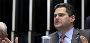 Palácio envia emissários, enquanto Alcolumbre faz doce