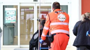 “È solo una contusione”. Anziana dimessa, ma il femore è rotto