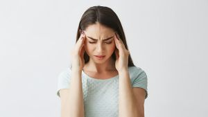 Mal di testa, cosa c’è da sapere. L’esperto: alimenti sconsigliati, stile di vita e farmaci per combattere l’emicrania