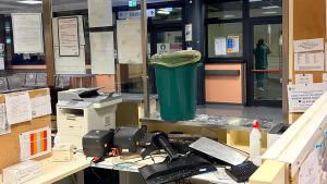Panico al pronto soccorso di Vimercate: un uomo distrugge il triage dopo il rifiuto del ricovero