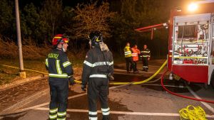 Notte di fuoco e mistero a Magenta: tre veicoli distrutti dalle fiamme