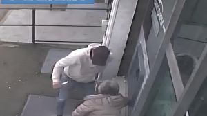 Donne sole rapinate dopo i prelievi ai bancomat: ecco chi è e come agiva l’insospettabile cinquantenne