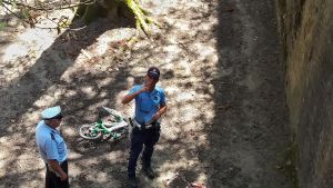 Bimbo cadde dalle Mura, testimone a sorpresa smentisce il padre: “Non finì subito di sotto”