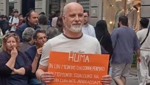 Il vigilantes che regala abbracci per strada: “Anche un piccolo gesto può fare la differenza”