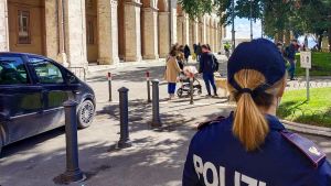 Gira con la mazza da baseball. Paura in via Settevalli. Giovane denunciato