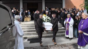 Edoardo, morto a 19 anni nell’incidente. I girasoli dei compagni di scuola, le lacrime e gli abbracci