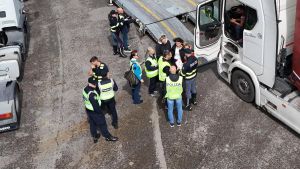 Stretta su bus e tir in autostrada, i controlli sulla A1. Nei guai autisti positivi alla cocaina