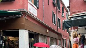 A Venezia la calle dei residenti fantasma: affitti brevi in metà campanelli