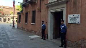 Tentano di raggirare un 80enne: lui sale in barca e va a denunciarli