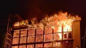 Un incendio calcina por completo un edificio de apartamentos turísticos en Ribadesella