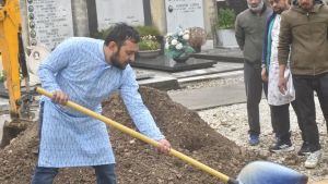 Bimba muore a 13 mesi, il padre scava la tomba della figlioletta