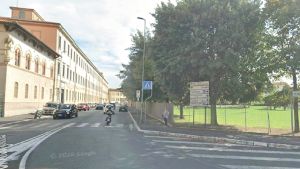 Trascinata sull’asfalto e scippata prima di entrare a lavoro: aggressione choc a Livorno