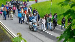 Mit dräckige Schuene vor em Abt Martin