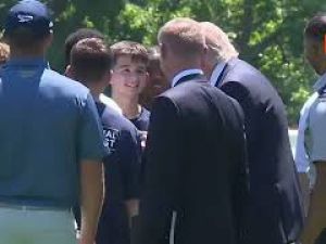 Trump insegna la 'Trump Dance' a un gruppo di ragazzi alla Casa Bianca