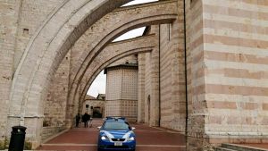 Assisi, chiede l'elemosina fingendosi muto e impedisce ai fedeli di entrare in chiesa