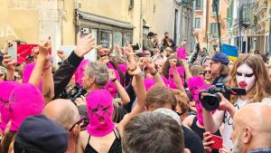Biennale, le proteste delle Pussy Riot continuano nel cuore di Venezia