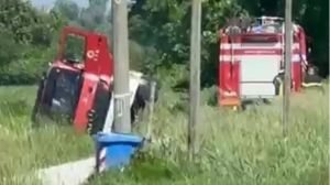 L’autopompa dei vigili del fuoco interviene in un campo e finisce per ribaltarsi