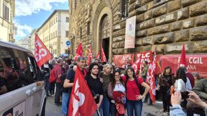 Istituti tecnici, alta adesione allo sciopero nelle scuole fiorentine. Cgil in presidio davanti alla Prefettura