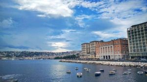 Lungomare Caracciolo, revocato il divieto di balneazione