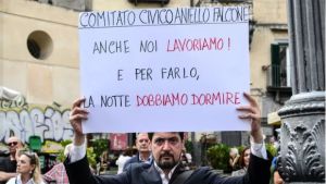 Movida, duecento residenti in piazza al centro storico di Napoli: «Abbiamo diritto al sonno»