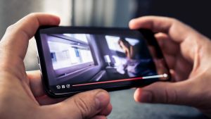 Scopre la moglie con l’amante e li riprende in video, condannato per revenge porn