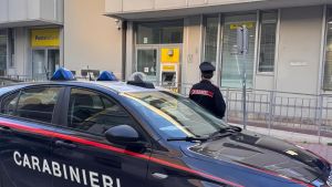 Piombino, armato di pistola rapina l’ufficio postale: arrestato. Decisiva la testimonianza di un ragazzino in monopattino