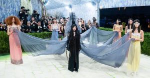 Diferentes: dress code, método de vestir e moda como linguagem artística