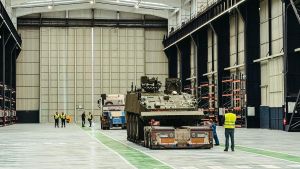 Indra iniciará el próximo mes la actividad en el Tallerón: rematará y probará los vehículos de combate 8x8 