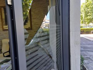 Livorno, ladri assaltano e svaligiano di notte le pompe funebri Misuri