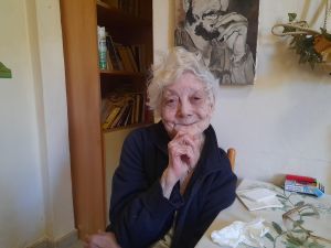 Livorno, palazzo popolare a fuoco: Vania, 81 anni, salvata dai pompieri con la sua gatta
