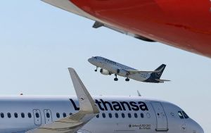Las claves: el sector de las aerolíneas queda atrapado entre los precios del petróleo y las vacaciones de verano