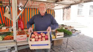 Vor der Erdbeer-Saison sind regionale Äpfel die Stars auf dem Villinger Wochenmarkt