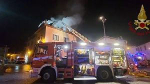 Fonzaso, incendio in una palazzina: distrutta la mansarda, nessun ferito