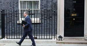 Viernes negro para Starmer: los resultados en Reino Unido agravan la crisis laborista ante el auge de Farage