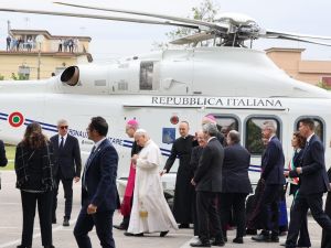 Papa Leone, al via la visita pastorale a Pompei: l'incontro con gli ospiti della carità