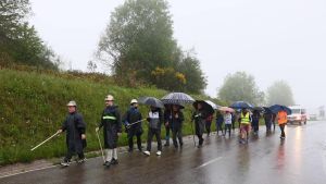 Con paraguas, niebla, cansancio y muchas ganas: así arranca la marcha minera desde Tormaleo