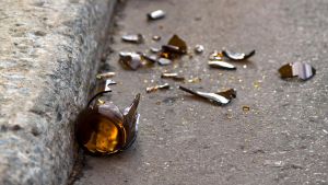 Aggressione a bottigliate a Milano, arrestato per tentato omicidio in Brianza: scoperto perché girava in strada ubriaco infastidendo le persone
