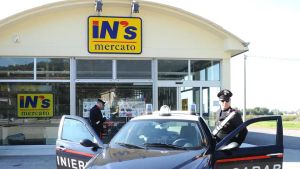 Baone, assalto al supermercato con la scatoletta di tonno