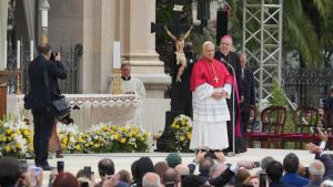 Papa Leone a Pompei 8 maggio, l'arrivo al Santuario tra due ali di folla: «Mi sento il primo benedetto ad essere qui» | Live