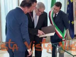 Tajani consegna a Rubio l'albero genealogico della sua famiglia italiana