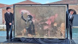 Salvato dall’acqua il “Bambino migrante” di Banksy: il murale restaurato torna a Venezia