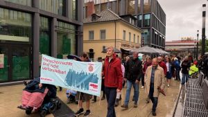 Regen hält hier niemanden auf: Zahlreiche Menschen setzen Zeichen für Inklusion