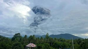 Trois randonneurs morts et dix autres disparus après une éruption volcanique en Indonésie