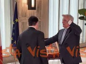 Tajani mostra al segretario di Stato Marco Rubio il libro della Storia di Roma