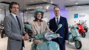 La presidente del Parlamento europeo Roberta Metsola visita la Piaggio e sale in Vespa: “Simbolo italiano di eccellenza”