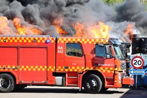 Voldsom brand i virksomhed er nu under kontrol