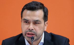 Máynez vuela a Europa en Clase Noroña